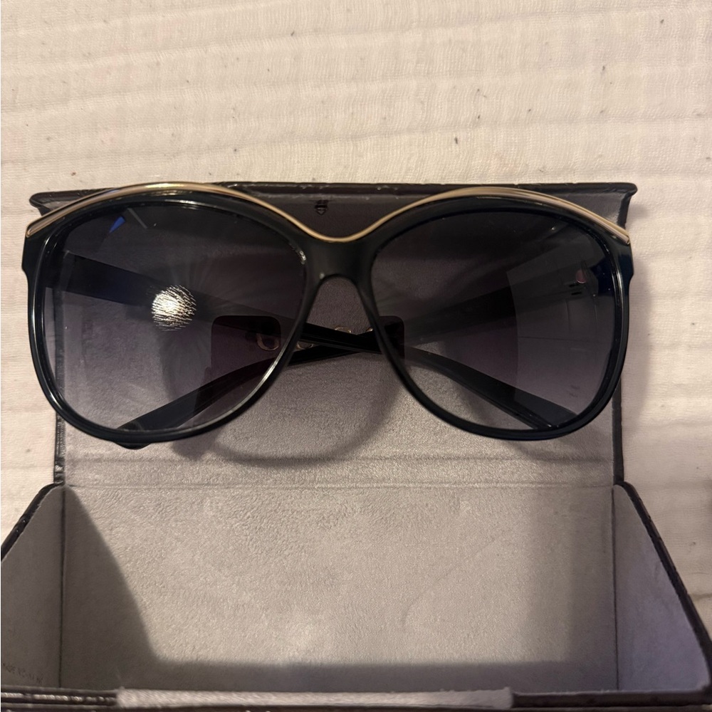 Classic Black Women's Gucci Sunglasses with Subtle Gold Trim